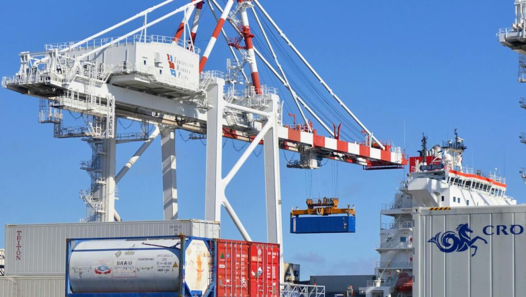 average number of containers on a cargo ship